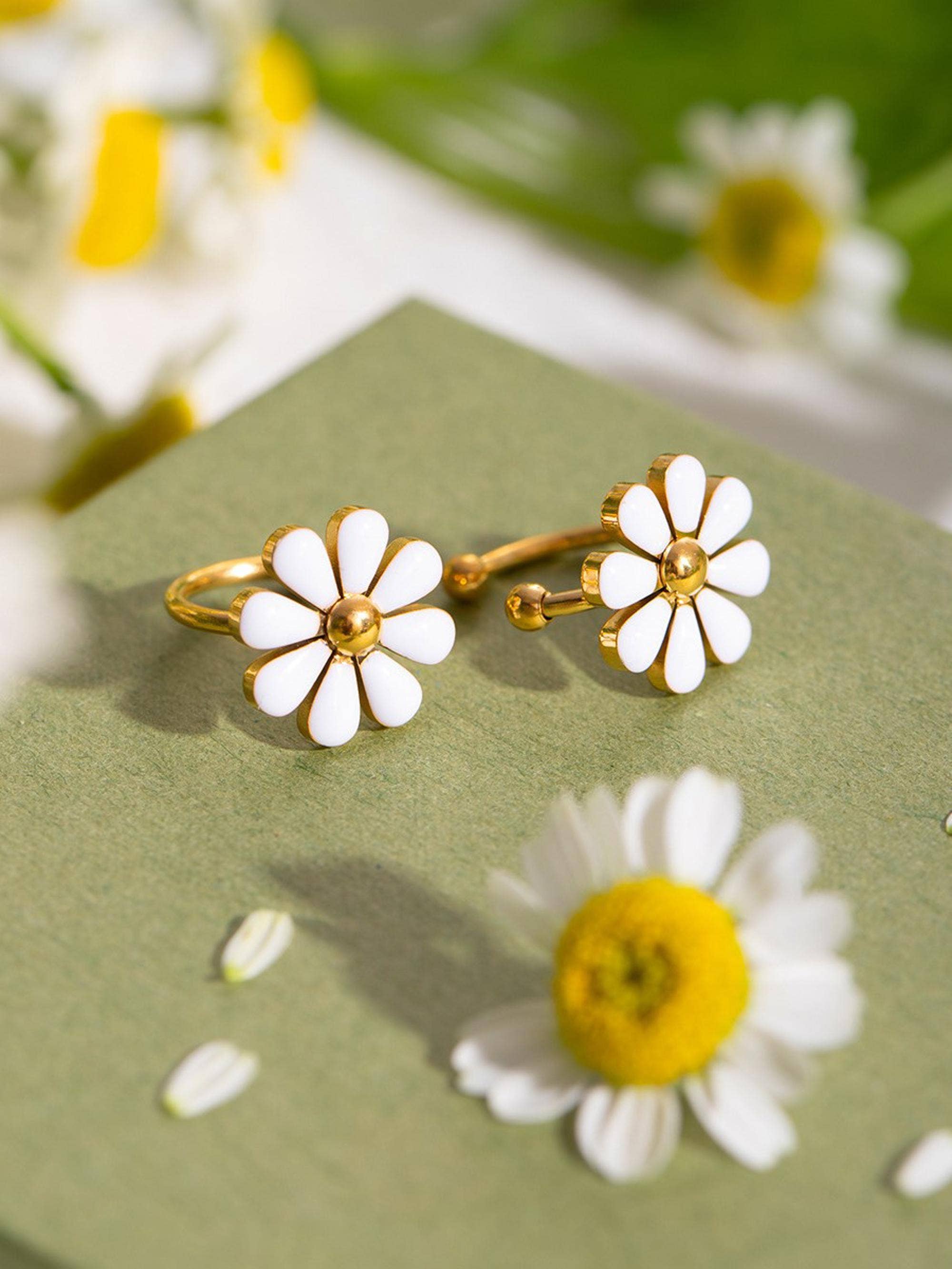 Cassia 18K Non-Tarnish Daisy Ear Cuff