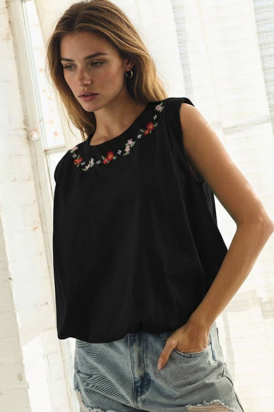 Sleeveless Top With Floral Chain Embroidered Collar