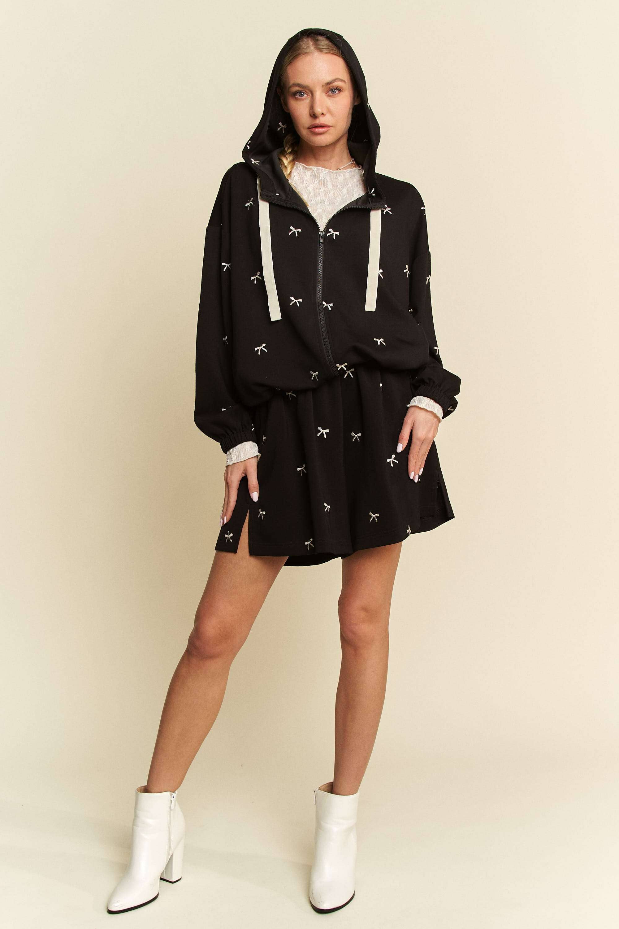 Ribbon Embroidery Elastic Waist Sweat Shorts